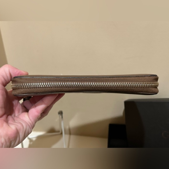 Gucci Soho Brown Zippy Wallet - Picture 6 of 16